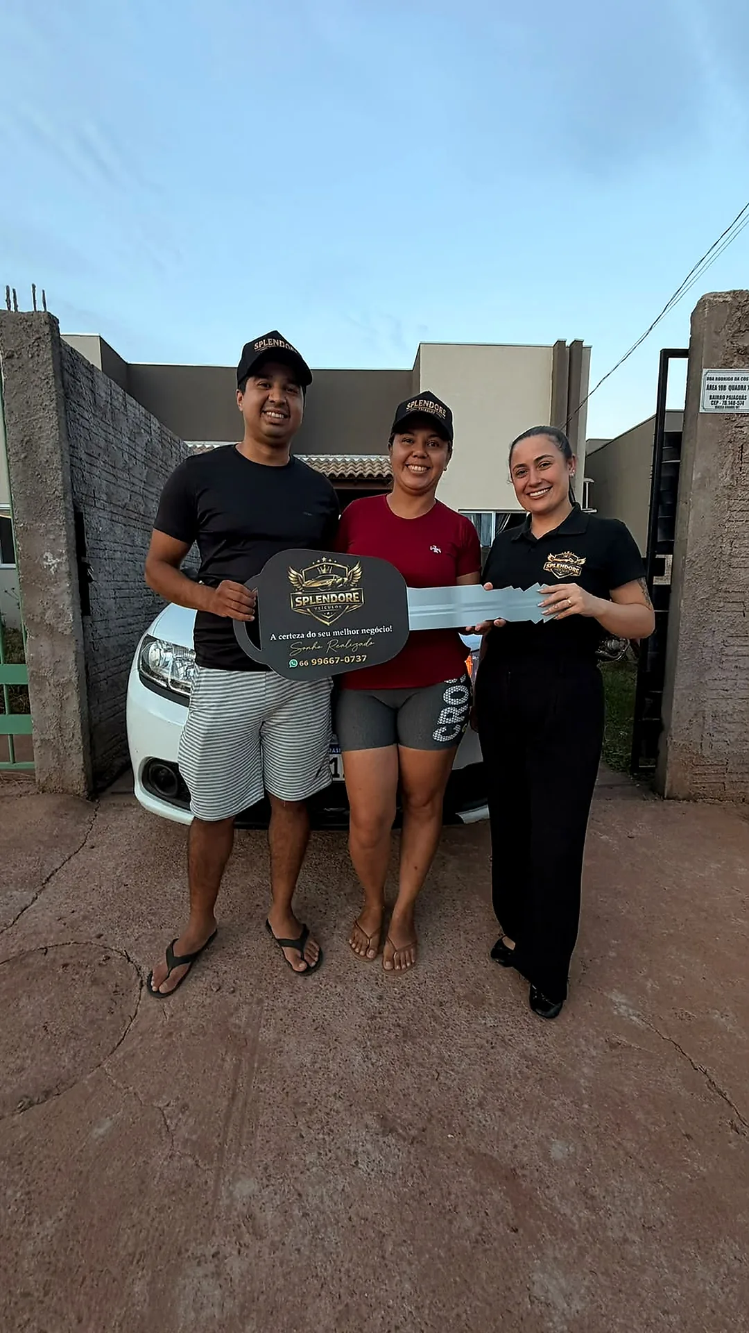 Entrega de veículo com chave gigante simbólica