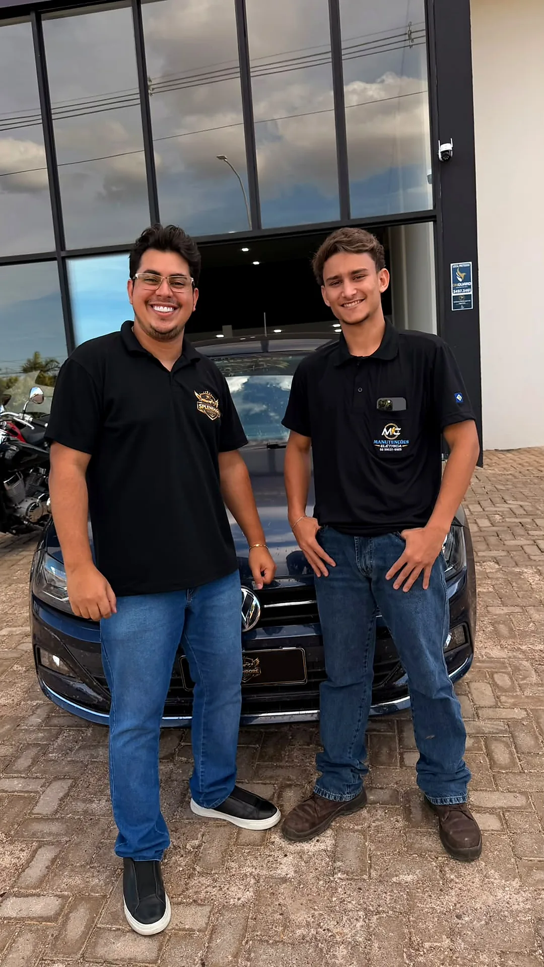 Clientes em frente ao Volkswagen recém-entregue