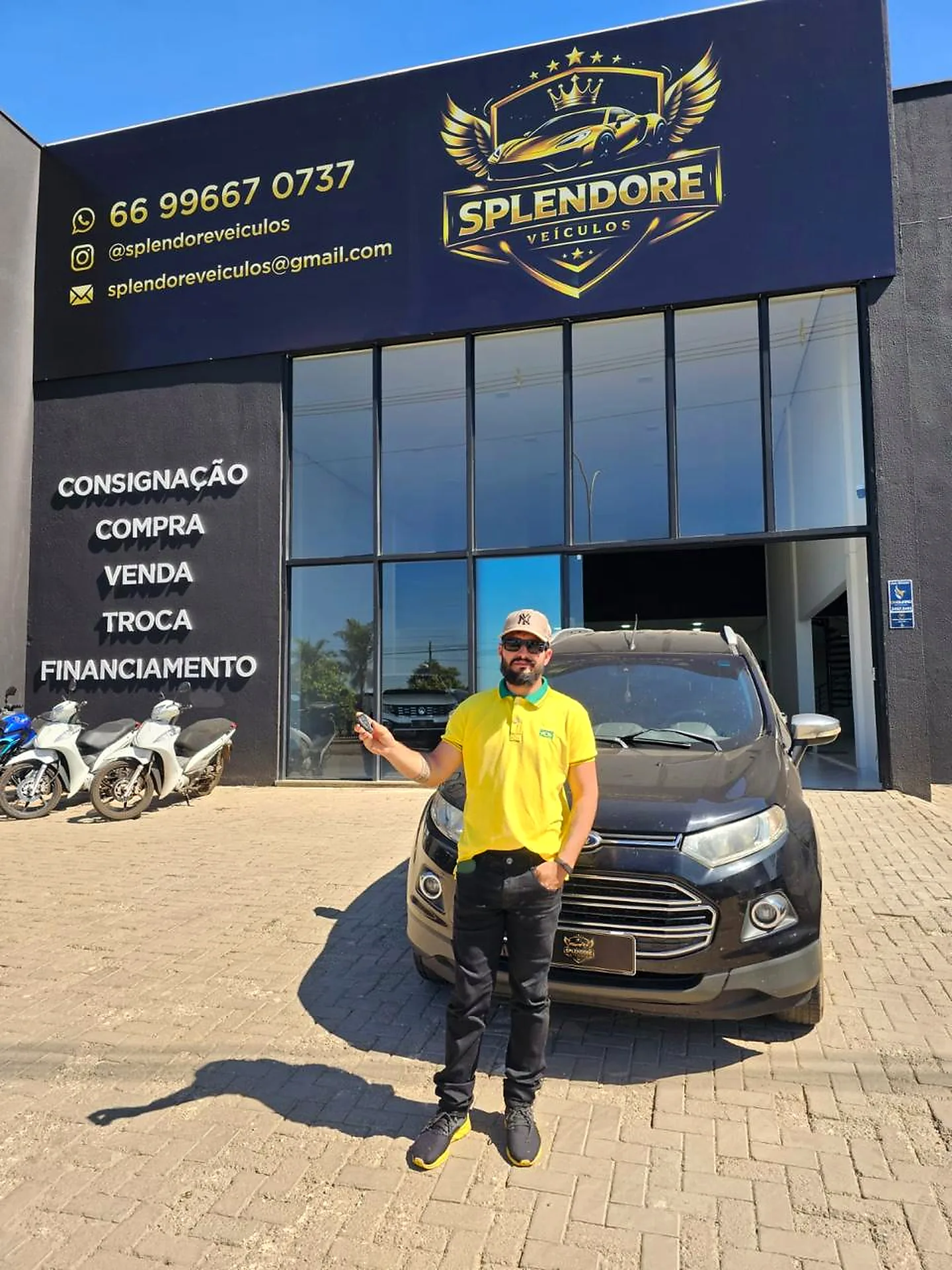 Cliente em frente à fachada da Splendore Veículos