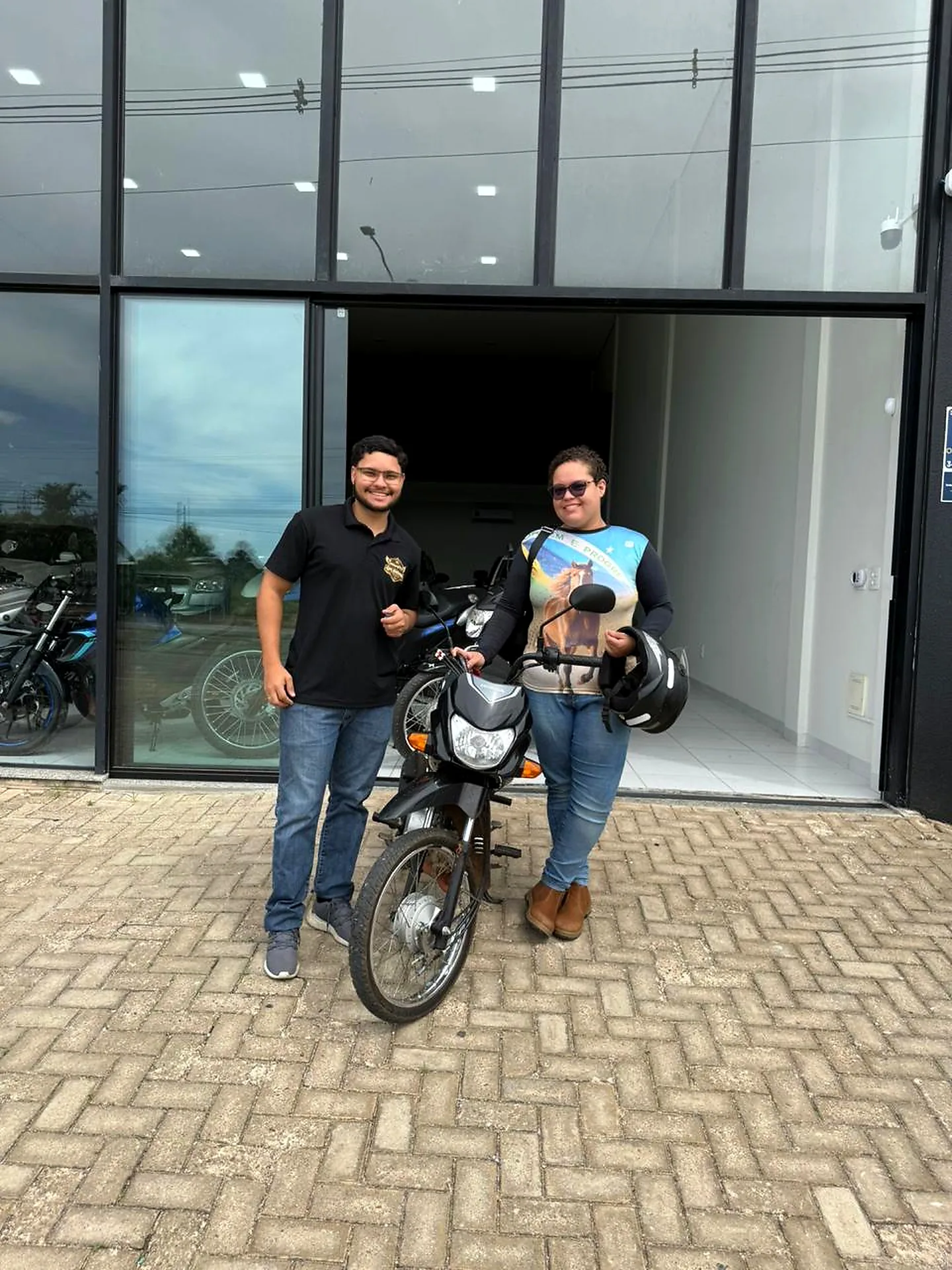 Cliente recebendo sua motocicleta na Splendore